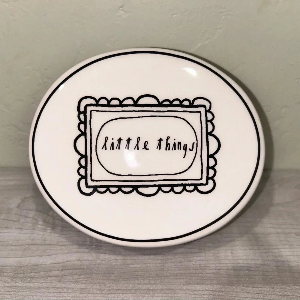 RAE DUNN ARTISAN COLLECTION CERAMIC OVAL KEEPSAKE DISH WITH LID. DESIGNER. NEW!